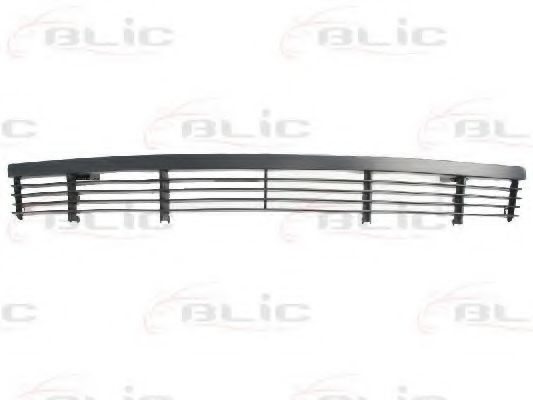 Решетка переднего бампера BMW 51118165145