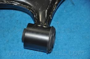 Рычаг подвески PARTS-MALL PXCAA-036LR
